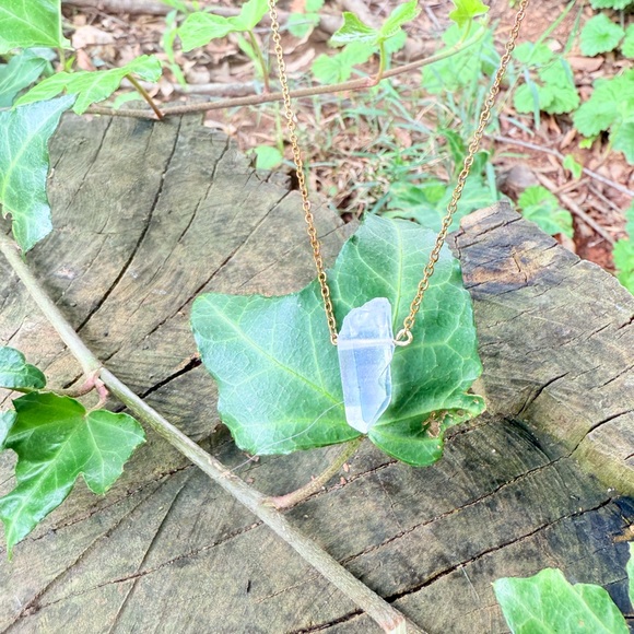 Lavender aura Quartz crystal necklace - Picture 5 of 5